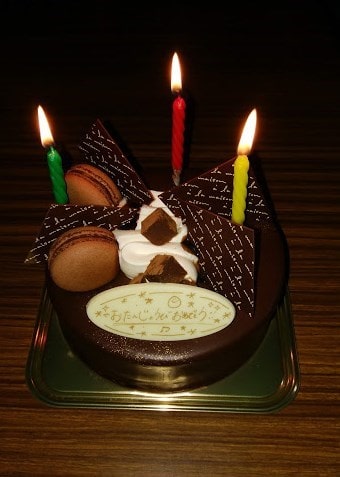 誕生日　　チョコレートケーキ　　マカロン　　ろうそく